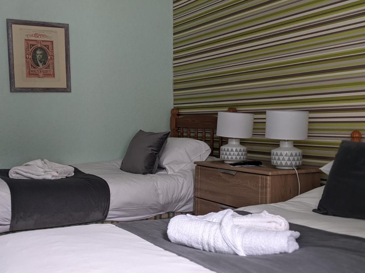 Crown Hotel Langholm Oda fotoğraf